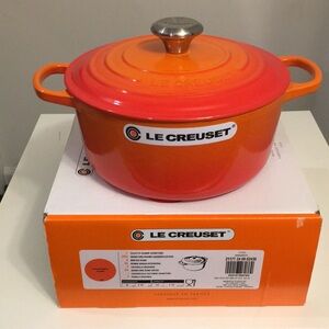 Le Creuset Signature Round Dutch Oven. Color- Volcanique Flame. Size- 4 1/2 Qt